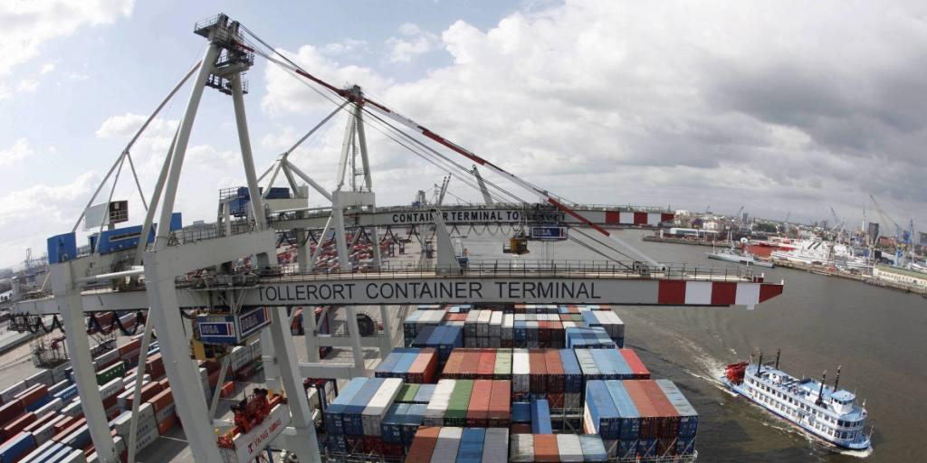 Weniger Fracht aus China und Russland: Im Hamburger Hafen wurden im ersten Halbjahr fast 7 Prozent weniger Container umgeschlagen als im Vorjahr. (Archivbild)