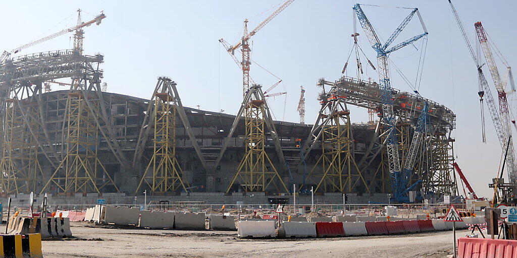 Eine Stadion-Baustelle der WM 2022 in Katar, wo schon vormittags Schweizer Zeit WM-Spiele ausgetragen werden