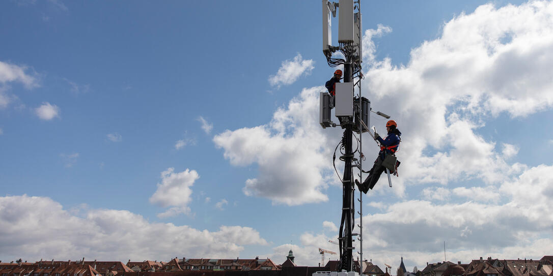SWISSCOM, ANTENNE, FUNKANTENNE, MOBILFUNKANTENNE, MOBILFUNK, MOBILFUNKSTANDORT, MOBILFUNKMAST, MOBILFUNKNETZ, SENDEANLAGE, SENDEANLAGEN, FUNKSIGNAL, FUNKSIGNALE, SENDEMAST, BASISSTATION, FUNKMAST, MOBILFUNKTECHNIK, 5G, 5G-NETZ, INSTALLATION, 5G-INSTALLATIO