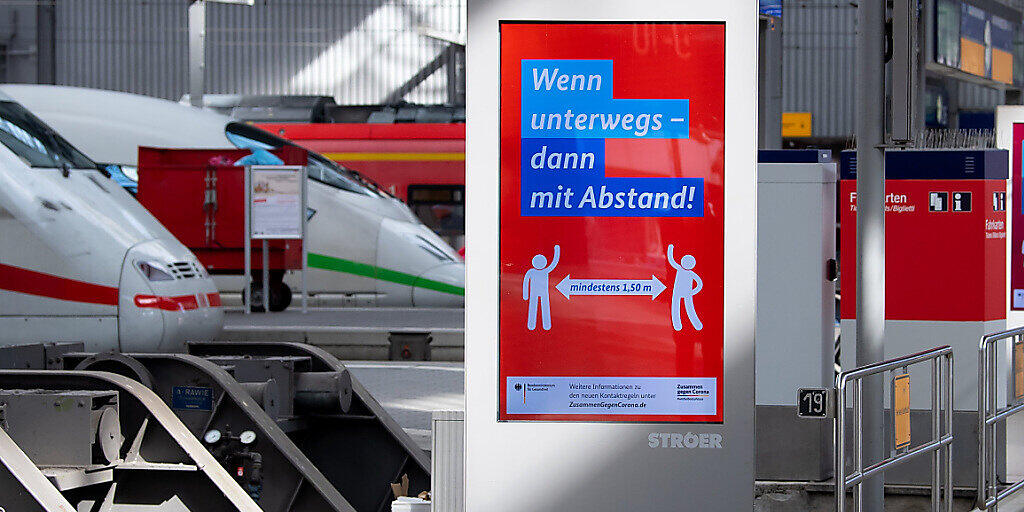 Die Deutsche Bahn leidet unter der Coronakrise: ein Coronaplakat am Münchner Hauptbahnhof (Archivbild). Die Deutsche Bahn leidet unter der Coronakrise: ein Coronaplakat am Münchner Hauptbahnhof (Archivbild).