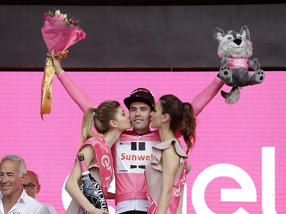 Vorjahressieger Tom Dumoulin lässt sich am Giro-Start 2018 in Jerusalem gleich wieder ins rosafarbene Trikot einkleiden
