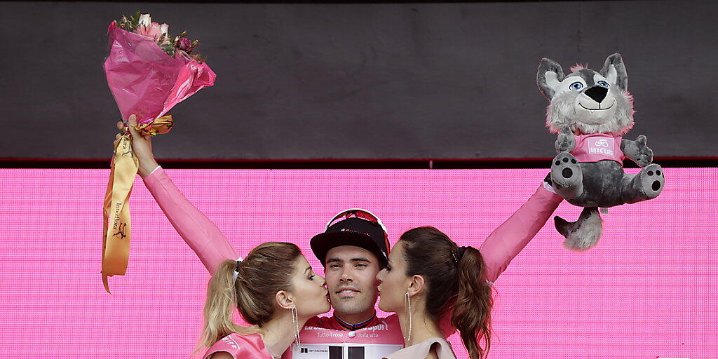 Vorjahressieger Tom Dumoulin lässt sich am Giro-Start 2018 in Jerusalem gleich wieder ins rosafarbene Trikot einkleiden