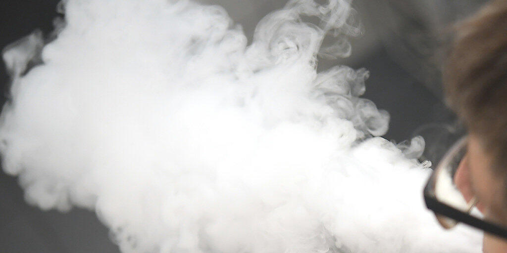 Junge Menschen greifen vor allem wegen der Aromastoffe zur E-Zigarette. (Symbolbild)