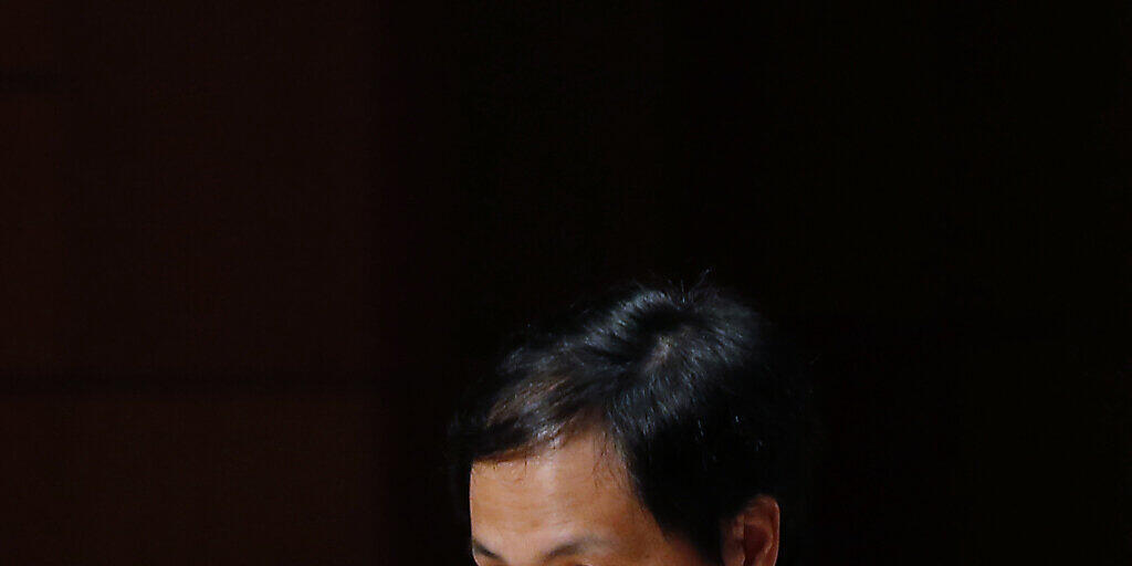 Wegen einem umstrittenen Genexperiment bei Babys: Wissenschaftler He Jiankui ist in China zu einer dreijährigen Haftstrafe verurteilt worden. (Archivbild)