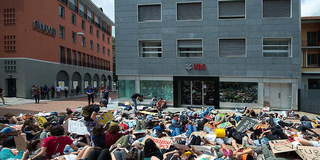 Liegend auf einem Platz in der Stadt statt sitzend in den Klassenzimmern: Auch in Bellinzona demonstrierten zahlreiche Schüler für eine grünere Politik.