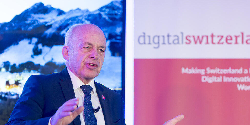 Bundespräsident und Finanzminister Ueli Maurer am Mittwoch an einer Podiumsrunde der Organisation "digitalswitzerland" im Pavillon der Grossbank Credit Suisse am Rande des WEF in Davos.