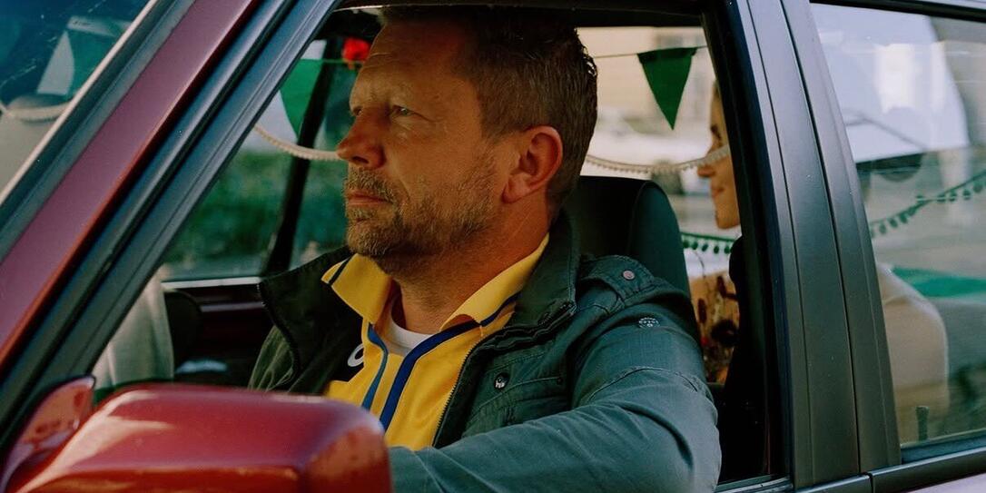 Der USV-Trainer Patrick Winkler als Taxichauffeur f&uuml;r ein frisch verm&auml;hltes Brautpaar.