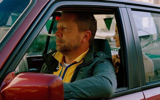 Der USV-Trainer Patrick Winkler als Taxichauffeur f&uuml;r ein frisch verm&auml;hltes Brautpaar.