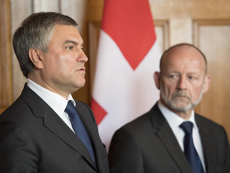 Amtskollegen vor den Medien in Bern: Der Präsident der russischen Staatsduma, Wjatscheslaw Wolodin (links), und Nationalratspräsident Dominique de Buman im Bundeshaus: