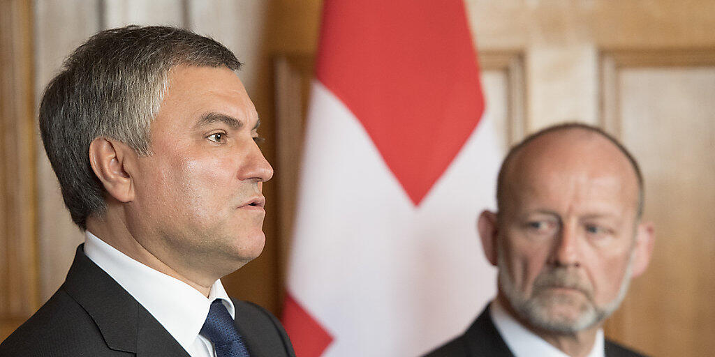 Amtskollegen vor den Medien in Bern: Der Präsident der russischen Staatsduma, Wjatscheslaw Wolodin (links), und Nationalratspräsident Dominique de Buman im Bundeshaus: