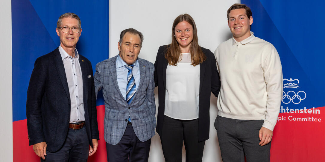 LOC-Pr&auml;sident Stefan Marxer mit Roman Hermann (neues Ehrenmitglied) sowie Julia Hassler und Raphael Schwendiger (neu im LOC-Vorstand) (v.l.).