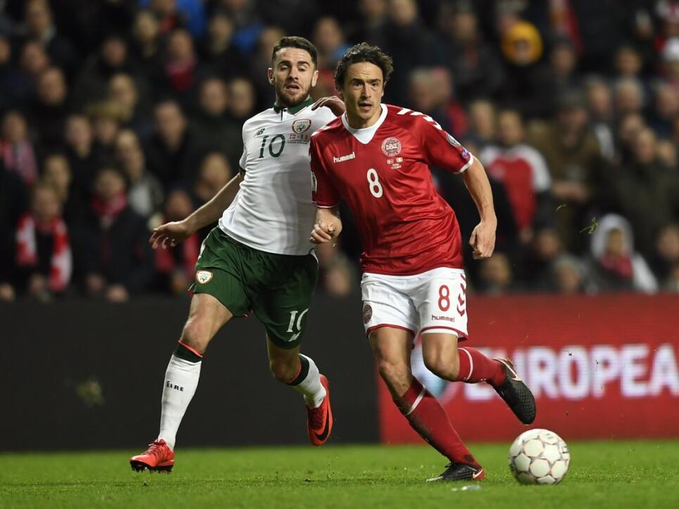 Irlands Robbie Brady (links) gegen Dänemarks Tom Delaney: In Dublin gibt es ein Kopf-an-Kopf-Rennen