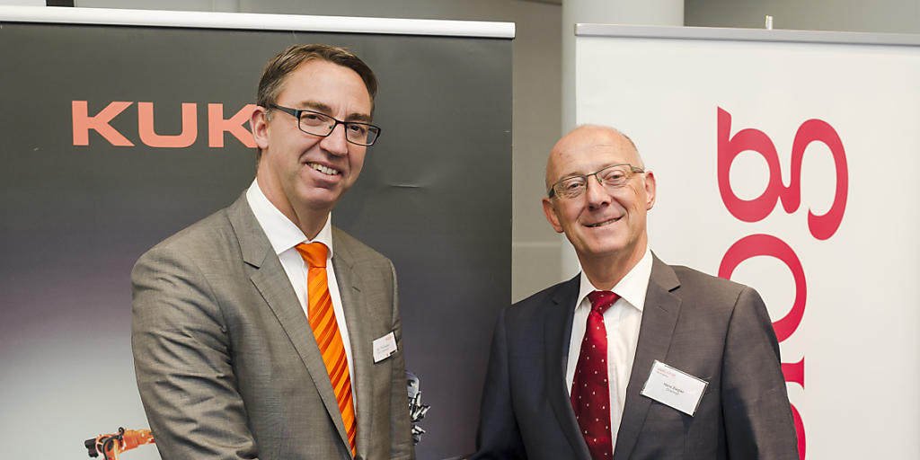 Der Handschlag zwischen Kuka-CEO Till Reuter und Swisslog-Verwaltungsratspräsident Hans Ziegler bei der Präsentation des öffentlichen Kaufangebots stand am Anfang der Übernahme, mit der Dekotierung wird diese im Juli ihren Abschluss finden (Archivbild 29.9.14)