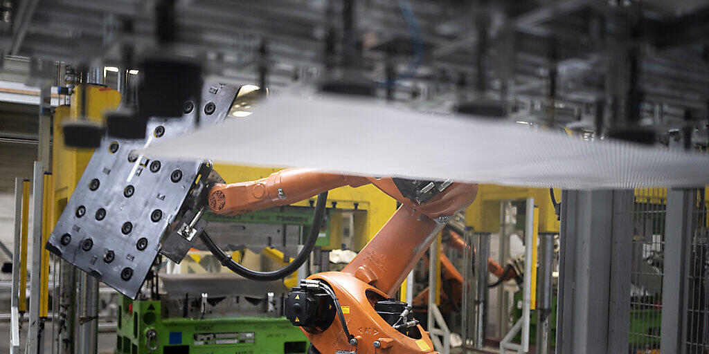 Automatisierte Fertigung von Teilen: Der Schweizer Autozulieferer Autoneum beliefert Hersteller weltweit mit Komponenten für den Schall- und Wärmeschutz in Fahrzeugen. (Symbolbild)