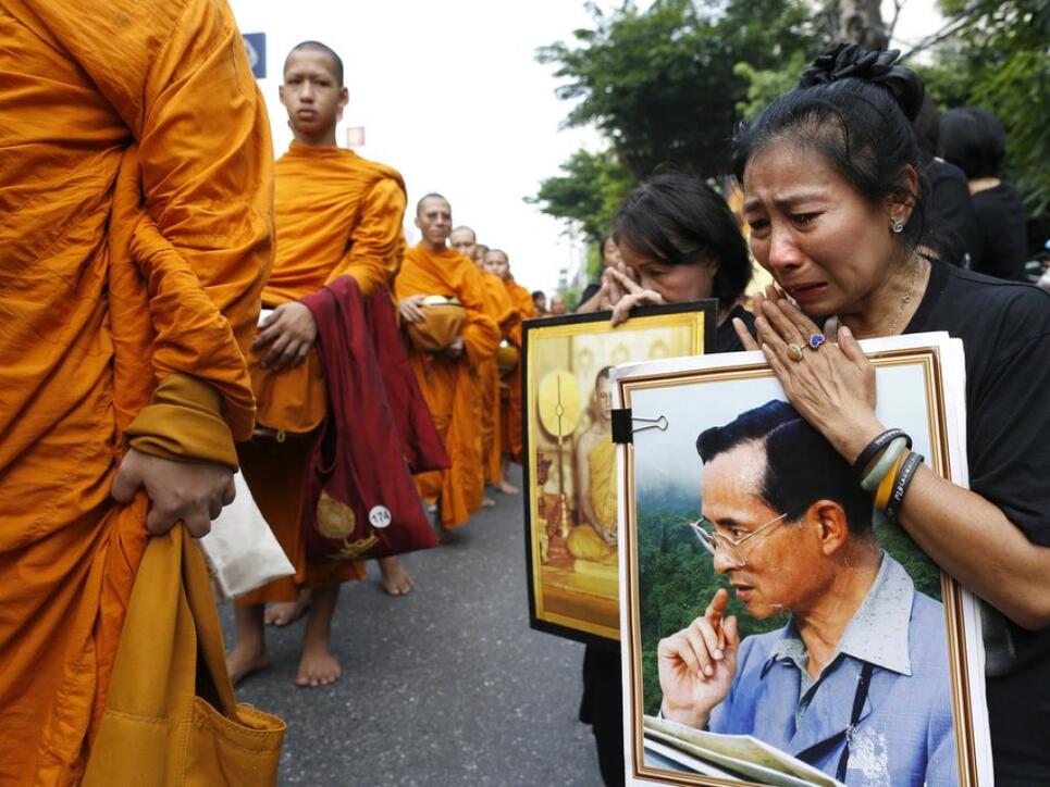 Almosen im Andenken an den König: Mit landesweiten religiösen Zeremonien hat Thailand dem verstorbenen König Bhumibol am ersten Todestag die Ehre erwiesen.