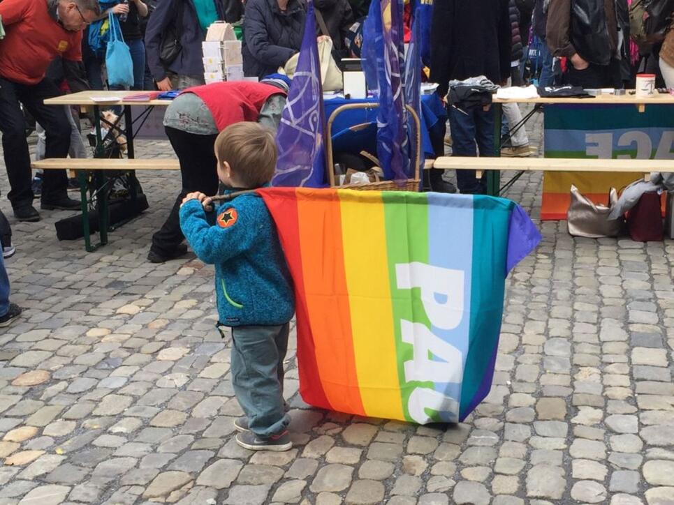 Keiner zu klein, dabei zu sein: Über tausend Personen haben am Ostermarsch in Bern für ein gerechteres Wirtschaftssystem demonstriert.