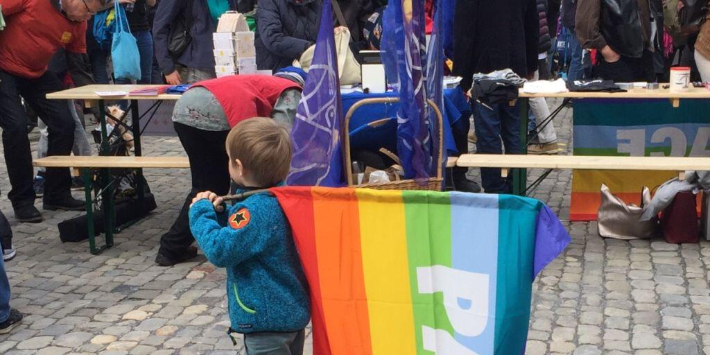 Keiner zu klein, dabei zu sein: Über tausend Personen haben am Ostermarsch in Bern für ein gerechteres Wirtschaftssystem demonstriert.