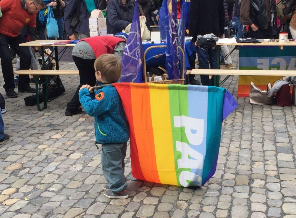 Keiner zu klein, dabei zu sein: Über tausend Personen haben am Ostermarsch in Bern für ein gerechteres Wirtschaftssystem demonstriert. Keiner zu klein, dabei zu sein: Über tausend Personen haben am Ostermarsch in Bern für ein gerechteres Wirtschaftssystem demonstriert.