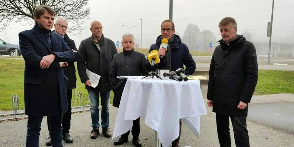 Die Bürgermeister der Vorarlberger Gemeinden Lustenau, Altach und Hohenems sowie der Gemeindepräsidenten der Grenzgemeinden Diepoldsau und Oberriet luden am Freitag zu einer Medienkonferenz. Sie fordern die Rücknahme der Mautbefreiung für die A14 zwischen Hörbranz und Hohenems.