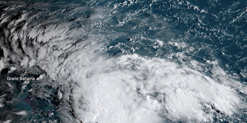 Der Tropensturm "Humberto" hat bereits die Stärke eines Hurrikans erreicht und stürmt über den Bahamas. (Archivbild)