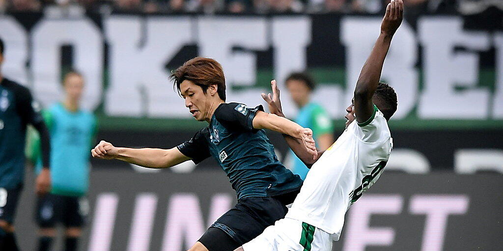 Punkteteilung zwischen Mönchengladbach und Bremen: Yuya Osako (links) im Zweikampf mit Denis Zakaria Punkteteilung zwischen Mönchengladbach und Bremen: Yuya Osako (links) im Zweikampf mit Denis Zakaria