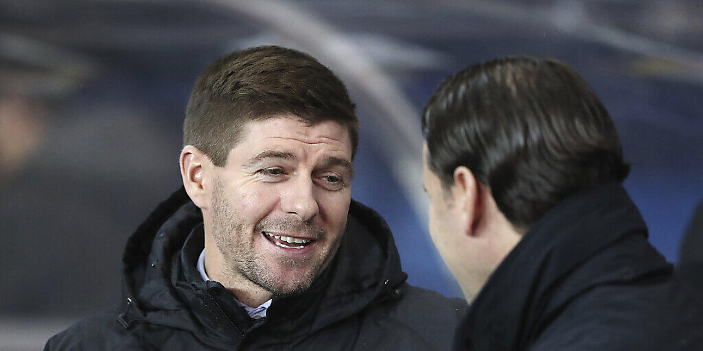 Steven Gerrard, der Trainer der Glasgow Rangers, am Donnerstagabend im Gespräch mit YB-Trainer Gerardo Seoane