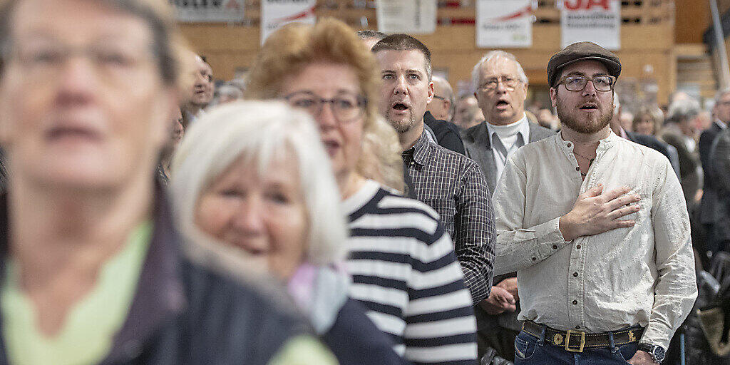 Delegiertenversammlung von Ende März abgesagt: Die SVP will ihre Mitglieder nicht dem Coronavirus aussetzen. Im Bild: DV beim Singen der Landeshymne am 25. Januar in Seedorf UR. (Archivbild)
