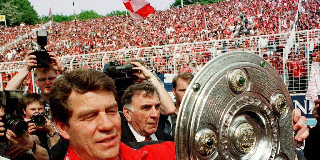 Ein Bild aus glorreichen FCK-Tagen: Otto Rehhagel mit der Meisterschale 1998 (Archivbild)
