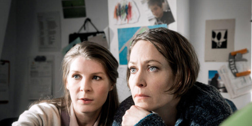 Stephanie Japp (r) spielt in "Private Banking" die Hauptrolle einer Bankerin und Anna Schinz (l) eine Nebenrolle als Compliance-Officer. Beide Schauspielerinnen werden für ihre Leistung in dem TV-Zweiteiler mit einem Schweizer Fernsehfilmpreis geehrt. (Bild SRF)