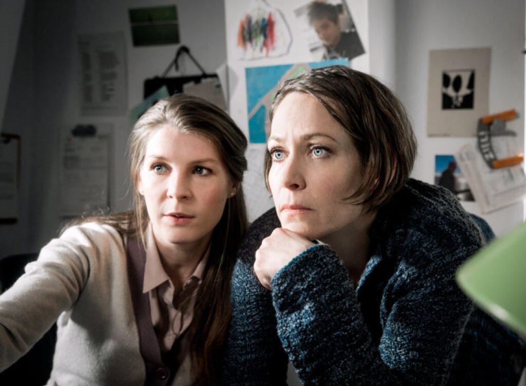 Stephanie Japp (r) spielt in "Private Banking" die Hauptrolle einer Bankerin und Anna Schinz (l) eine Nebenrolle als Compliance-Officer. Beide Schauspielerinnen werden für ihre Leistung in dem TV-Zweiteiler mit einem Schweizer Fernsehfilmpreis geehrt. (Bild SRF) Stephanie Japp (r) spielt in "Private Banking" die Hauptrolle einer Bankerin und Anna Schinz (l) eine Nebenrolle als Compliance-Officer. Beide Schauspielerinnen werden für ihre Leistung in dem TV-Zweiteiler mit einem Schweizer Fernsehfilmpreis geehrt. (Bild SRF)