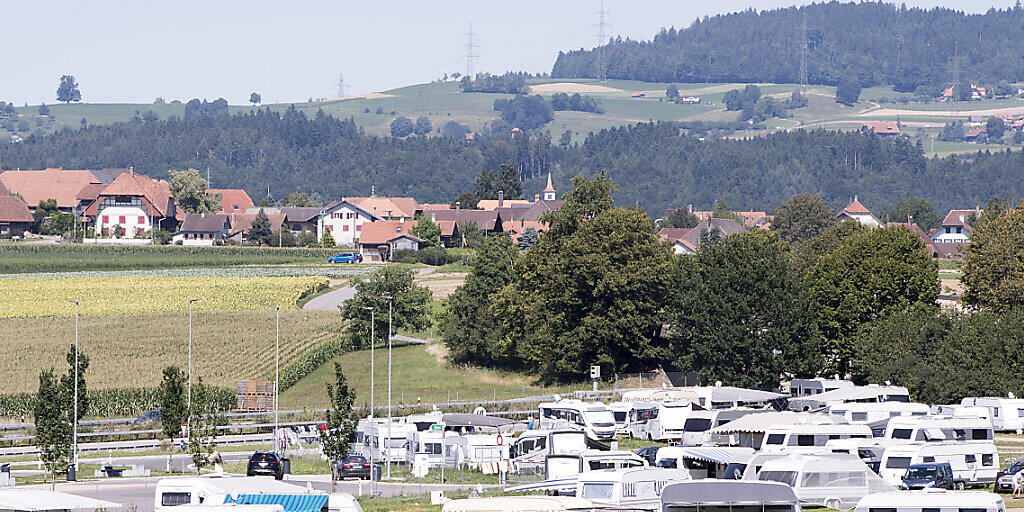 Im Sommer 2017 liessen sich bis zu 500 ausländische Fahrende auf einem Feld bei Wileroltigen (hinten) nieder. Dieses Ereignis bildet den Hintergrund für den Prozess vor Berner Obergericht. (Archivbild)