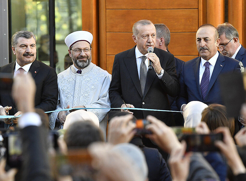 Der türkische Staatspräsident Erdogan bei der Eröffnung der grossen Ditib-Moschee in Köln. Der türkische Staatspräsident Erdogan bei der Eröffnung der grossen Ditib-Moschee in Köln.