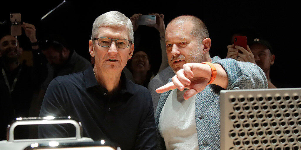Der jahrelange Design-Chef des Apple-Konzerns, Jony Ive (rechts), verlässt das Unternehmen und macht sich selbständig. (Archivbild)