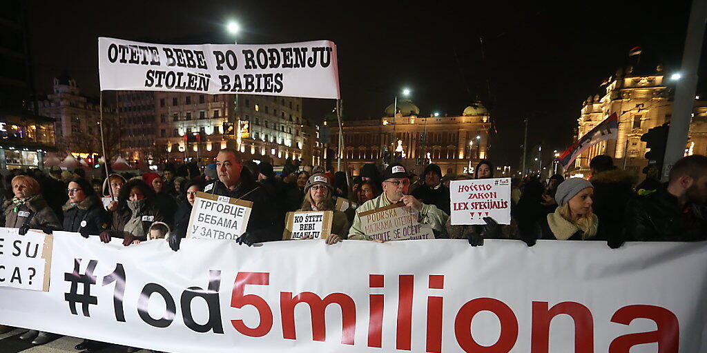 Tausende Menschen haben in Belgrad erneut gegen den rechtsnationalen Präsidenten Vucic demonstriert.