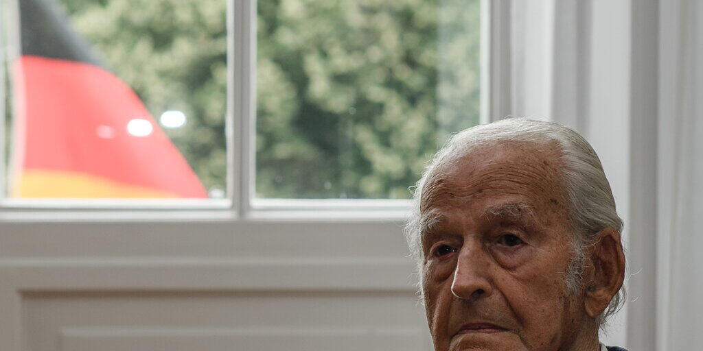 Nun hat er endlich sein Maturazeugnis: Der 98-jährige Holocaust-Überlebende Leon Schwarzbaum, hier vor der Verleihung des deutschen Verdienstkreuzes am 12. Juli in Berlin.