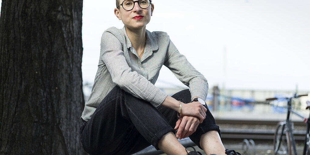 Die Ostschweizer Autorin Anna Stern ist mit ihrem Roman "das alles hier, jetzt." für den Schweizer Buchpreis 2020 nominiert:  "Mich berühren Texte, die mich dazu bringen, über Fragen nachzudenken, die mich und mein Umfeld betreffen", sagt sie.