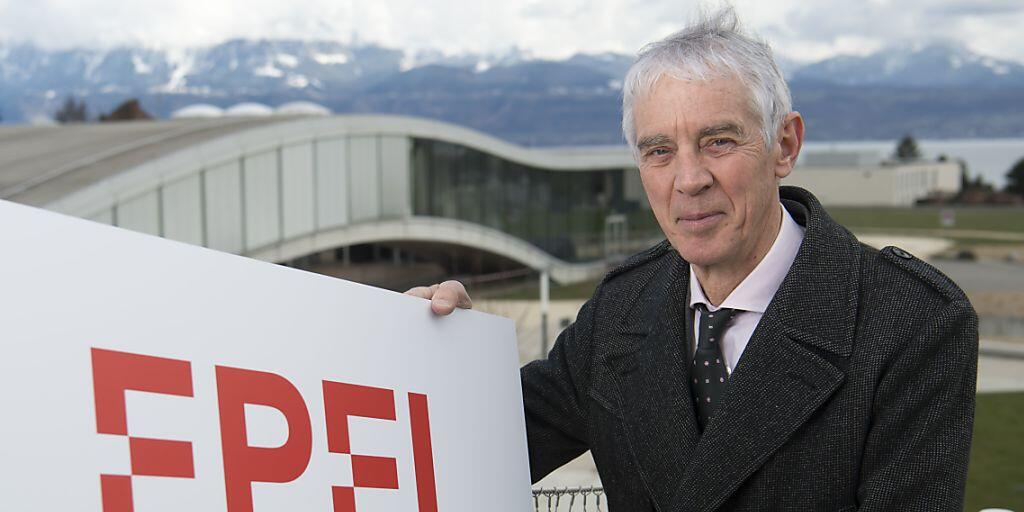 50 Jahre EPFL: Martin Vetterli, der Präsident der ETH Lausanne, präsentiert das neue Logo der technischen Hochschule.