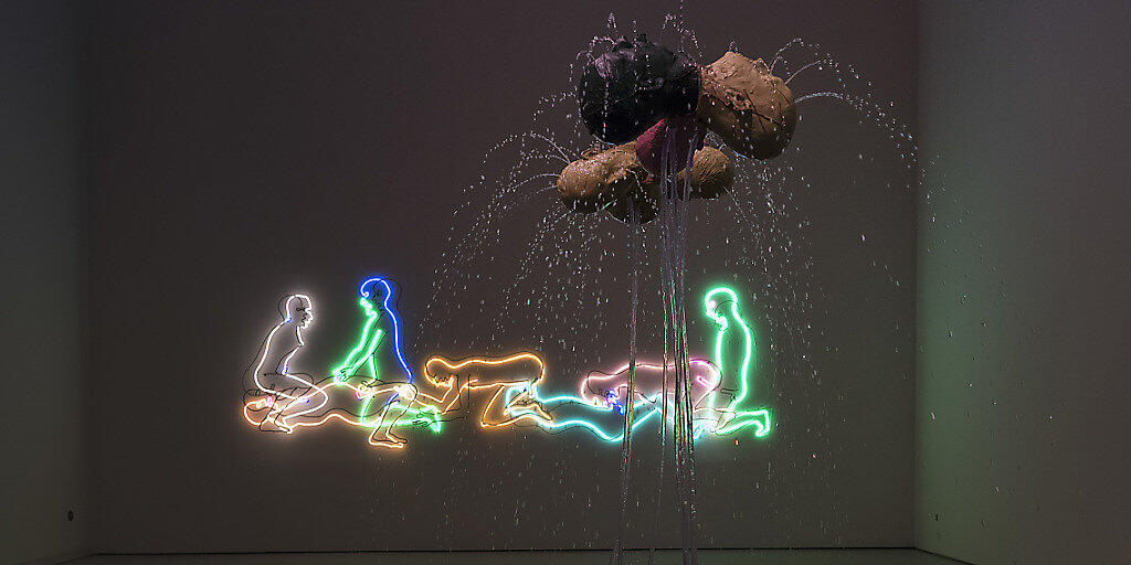 "Seven Figures" (1985 - Hintergrund) und "Three Heads Fountain" (2005 - vorne) von Bruce Nauman in einer grossen Retrospektive im Schaulager in Münchenstein BL bei Basel. Die Ausstellung wurde von der Laurenz-Stiftung des Schaulagers und dem Museum of Modern Art, New York, organisiert.