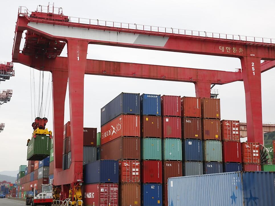 In der grössten Sparte Seefracht steigerte Kühne+Nagel das Transportvolumen in den ersten neun Monaten um rund 8 Prozent oder 230'000 Container. (Archiv)