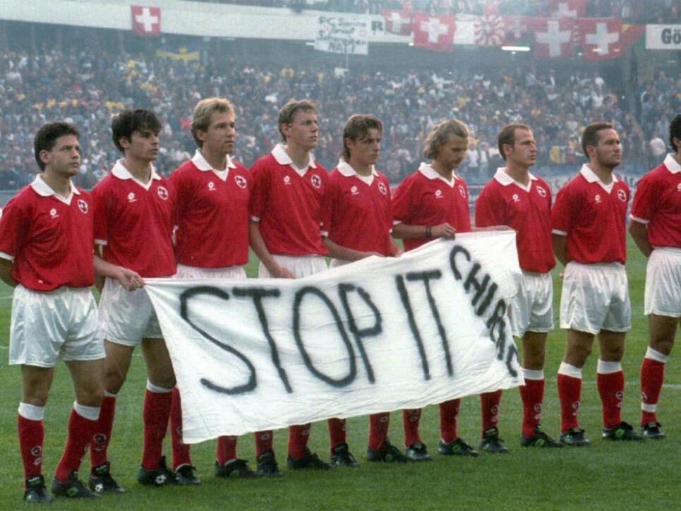 9. Juni 1995: Die Schweizer Nationalmannschaft protestiert in Göteborg gegen die französischen Atombomben-Tests im Mururoa-Atoll