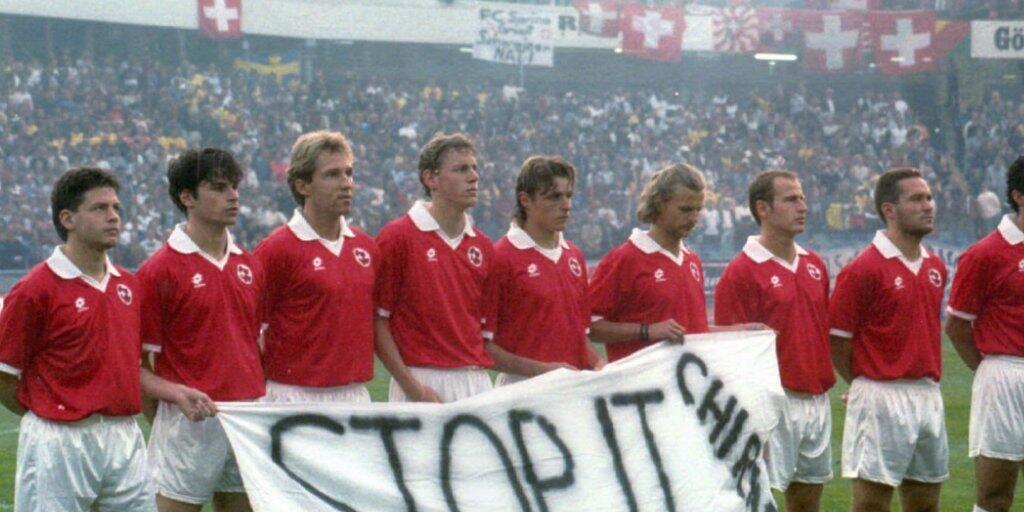 9. Juni 1995: Die Schweizer Nationalmannschaft protestiert in Göteborg gegen die französischen Atombomben-Tests im Mururoa-Atoll
