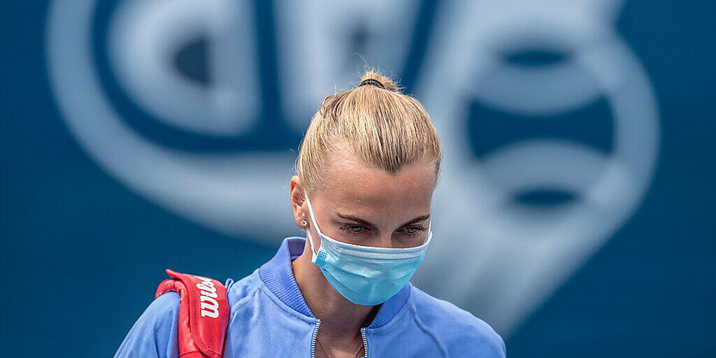 Die ehemalige Wimbledon-Siegerin Petra Kvitova trägt vor einem Wohltätigkeits-Match Mundschutz