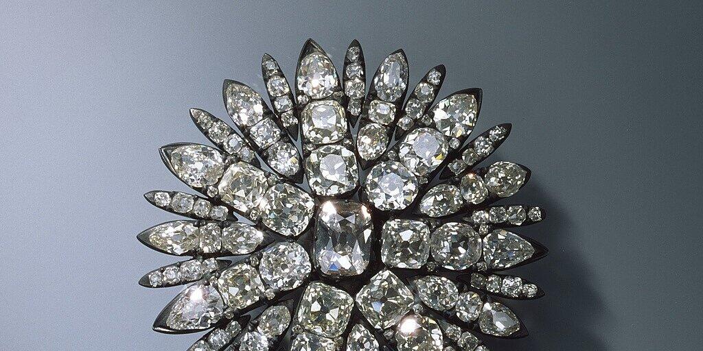 Die Täter stahlen unter anderem diese Aigrette für das Haar in Form einer Sonne. Ein Experte befürchtet, dass die Diamanten herausgebrochen und separat verkauft werden könnten. (Archivbild)
