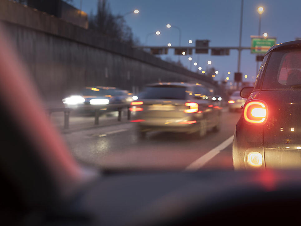 Der Nationalrat will Rechtsvorbeifahren auf Autobahnen erlauben. Rechtsüberholen bleibt verboten. (Archivbild)