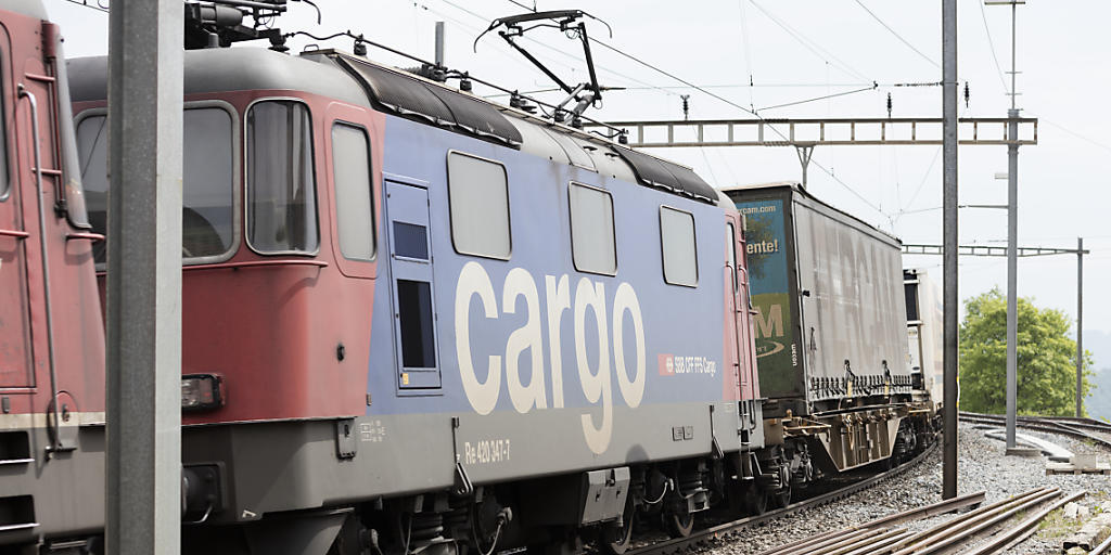 Ab Montag fahren Güterzüge von SBB Cargo über Stuttgart nach Schaffhausen, weil die Strecke zwischen Karlsruhe und Basel weiterhin gesperrt ist. (Archiv)