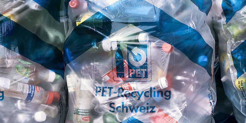 Der Verein PET Recycling Schweiz plant tausende neue Sammelstellen vor allem an Haltestellen des öffentlichen Verkehrs. (Symbolbild)