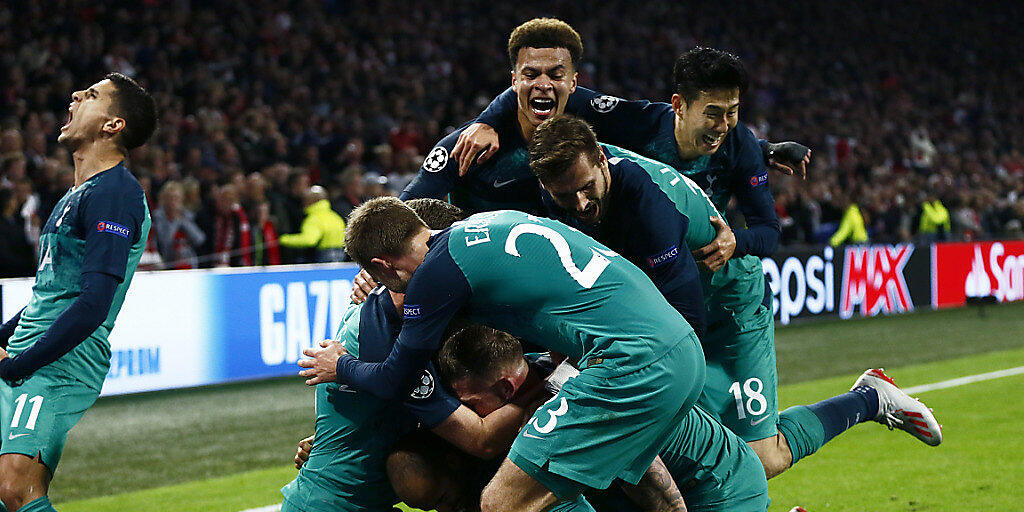 Die Spieler von Tottenham feiern das dritte Tor