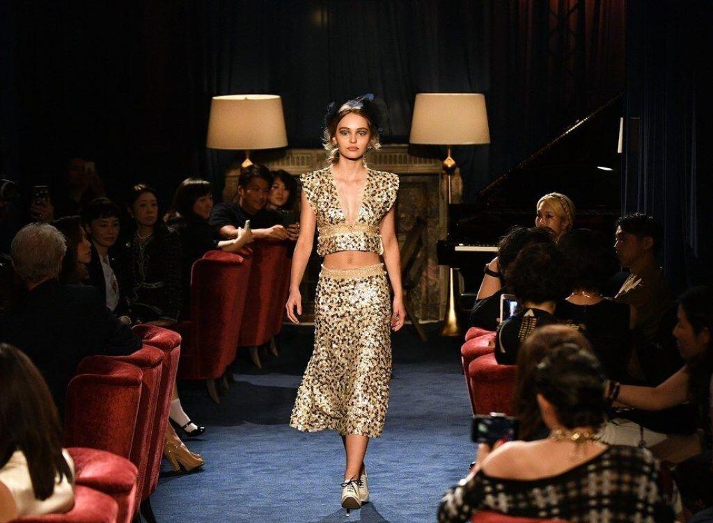 Karl Lagerfeld inszeniert seine Dezemberschau "Métiers d'Art" stets an besonderen Orten. Letztes Jahr war es der Mitsui Club in Tokyo (Bild mit Johnny Depps Tochter Lily-Rose Depp), dieses Jahr gastiert die Schau in der Hamburger Elbphilharmonie. Karl Lagerfeld inszeniert seine Dezemberschau "Métiers d'Art" stets an besonderen Orten. Letztes Jahr war es der Mitsui Club in Tokyo (Bild mit Johnny Depps Tochter Lily-Rose Depp), dieses Jahr gastiert die Schau in der Hamburger Elbphilharmonie.