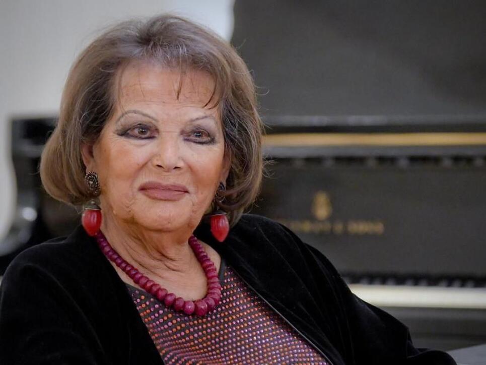 Claudia Cardinale bei einer Medienkonferenz im Theater San Carlo in Neapel, wo sie heute ihren 80. Geburtstag feiert - in einem Bühnenstück ihres verstorbenen Lebensgefährten Pasquale Squitieri.