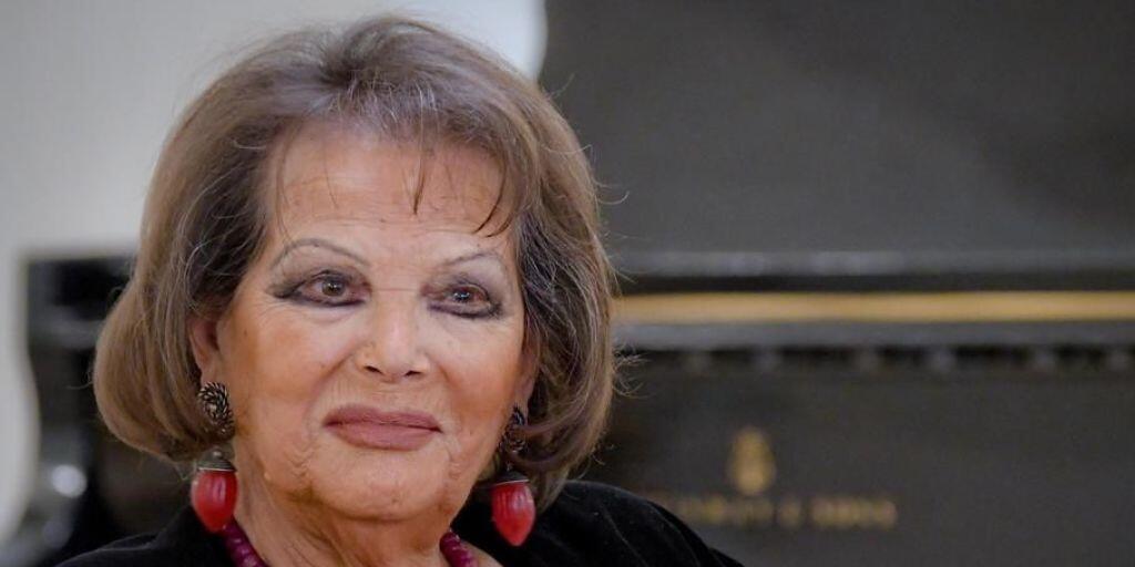 Claudia Cardinale bei einer Medienkonferenz im Theater San Carlo in Neapel, wo sie heute ihren 80. Geburtstag feiert - in einem Bühnenstück ihres verstorbenen Lebensgefährten Pasquale Squitieri.